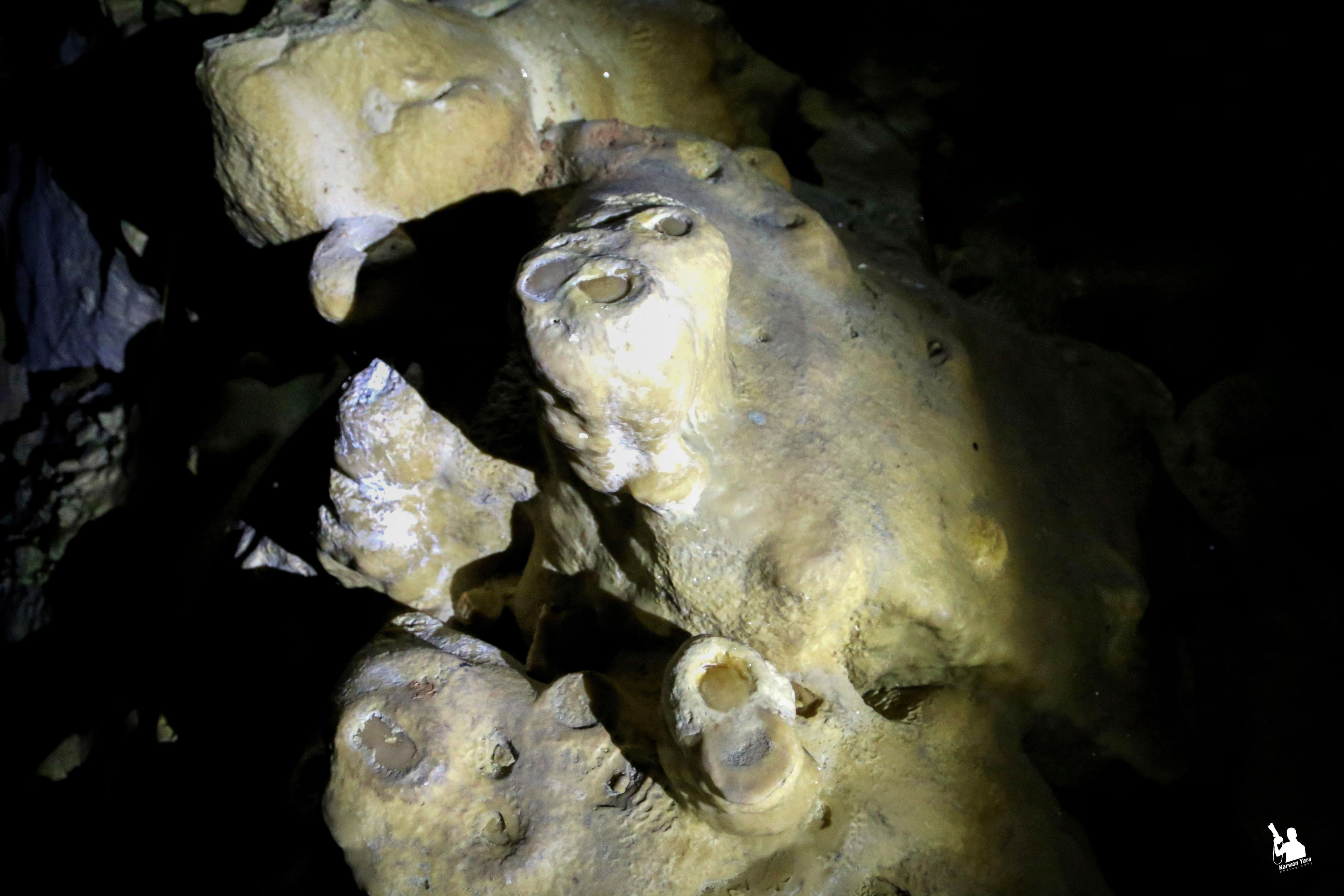 يقع كهف كونبا في جبل كولان على مقربة من بلدة دربنديخان ضمن محافظة السليمانية بإقليم كوردستان